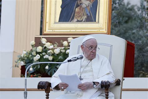 El papa Francisco sugiere por primera vez que algunas personas en uniones del mismo sexo podrían ser bendecidas